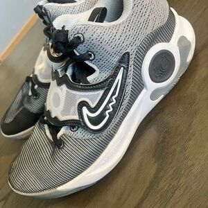 Men’s 9.5 Nike KD Trey 5 X shoes